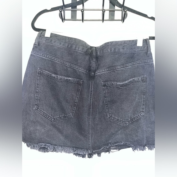 Forever 21 Distressed Black Denim Skirt with Zipper Closure Front — 29 - Picture 6 of 8